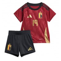 Camiseta Bélgica Johan Bakayoko #19 Primera Equipación para niños Eurocopa 2024 manga corta (+ pantalones cortos)